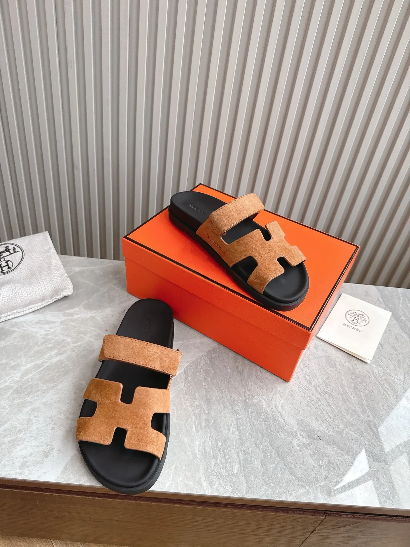 p480🐮🐮Couple model (top version) H family 2024 spring and summer new style HERMES Hermes' recently popular couple model pig nose angle sandals and slippers, paired with various colorful socks, popular. Upper: imported original deerskin (the genuine leather edging is not ordinary super migration). Lining: imported genuine leather. Outsole: Tpu non-slip and wear-resistant outsole. Size: Female 35-42 (40/42 non-returnable and non-exchangeable) Male size: 39-45 (45 non-refundable and non-exchangeable)